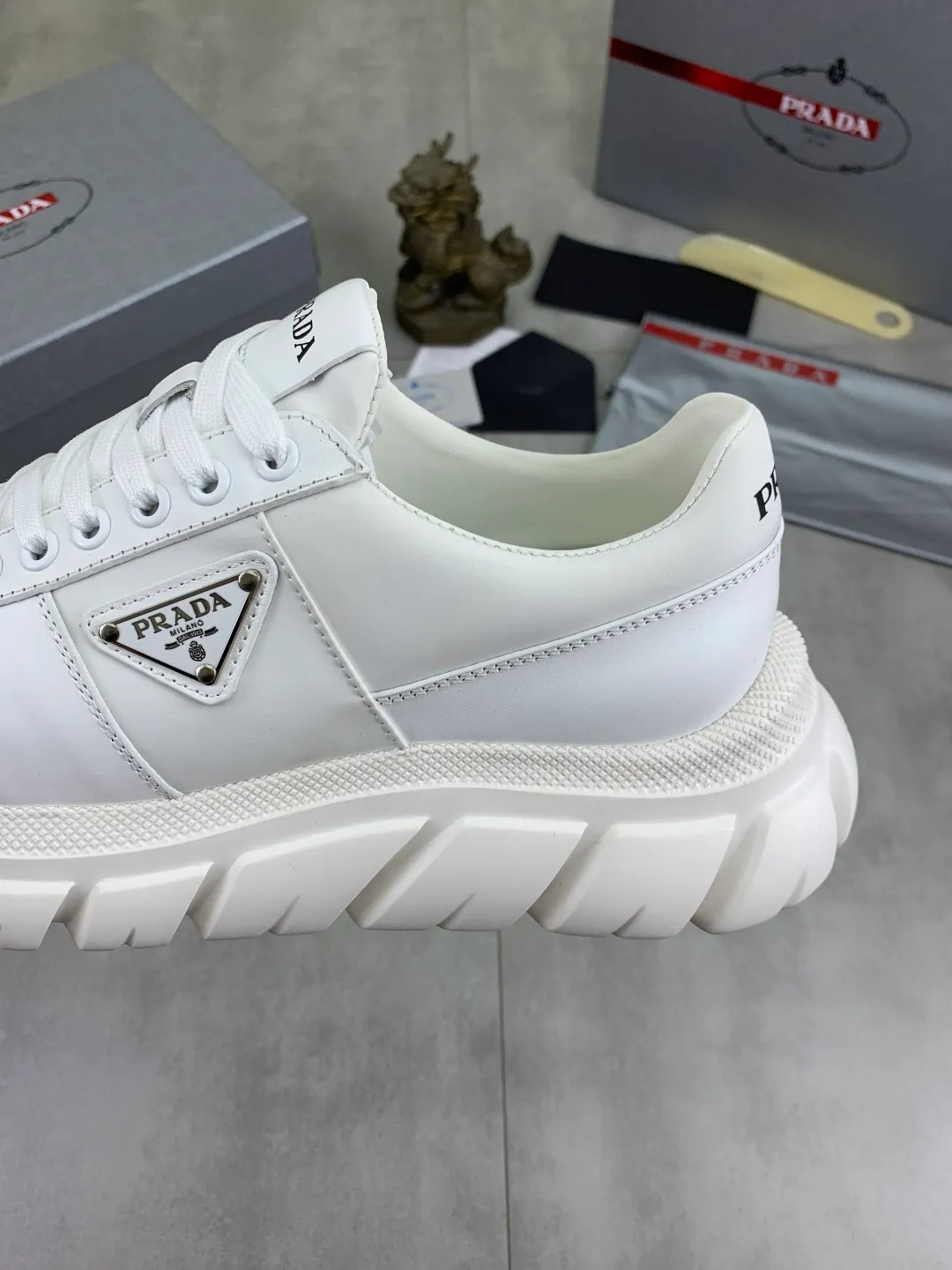 Men's men's shoes 💰P560💰[New style] High version official website popular models are on the market, 🆘 Classic popular models (Prada) are the main popular models, avant-garde and versatile fashion men's shoes private version mold opening, cowhide surface splicing 1:1.. Fashionable and simple, original imported cowhide lining cowhide feet; the atmosphere and personality are more fashionable, eye-catching and pursuing class. It will subvert the old idea and be a must-have for fashion trendsetters with you! Must keep it for yourself! Tall and comfortable, large and low, high-end quality workmanship. Code number: 38-44 (45 46 customized) 4️⃣ colors available.